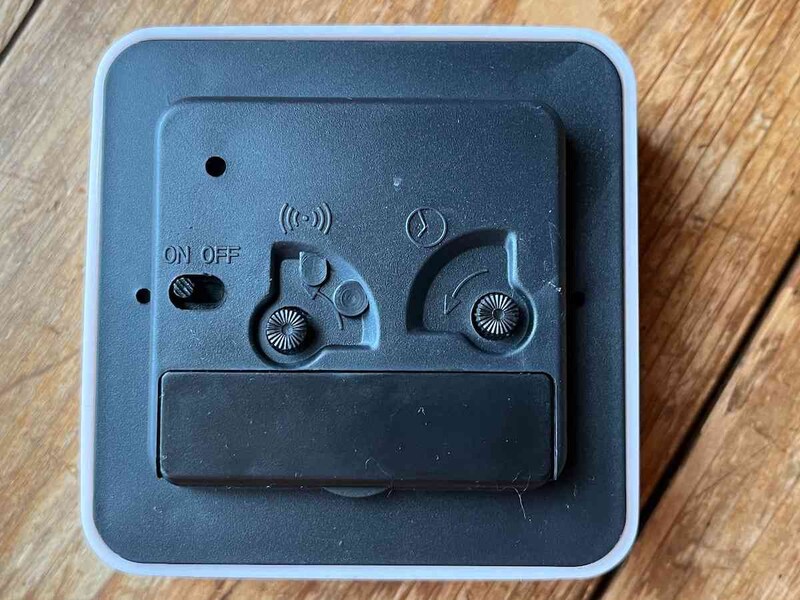 キャンドゥの「アラームクロック スクエア」の時刻やアラームは裏側で調整する