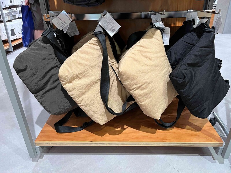 スタンダードプロダクツの「ソフトナイロンクロスボディバッグ」