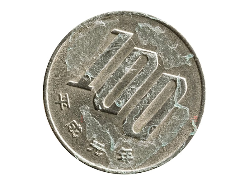 傾打エラーの実際の100円玉・裏(画像出典:第119回入札誌「銀座」Lot番号:452 桜100円白銅貨 平成元年 右約40度傾打(銀座コインオークション))
