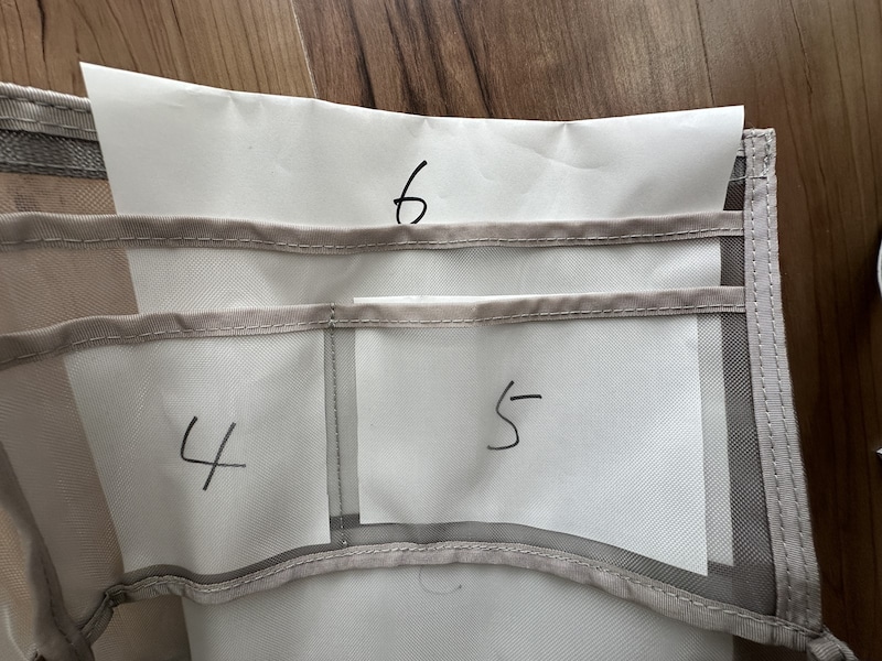 内側の上部に3つのポケット