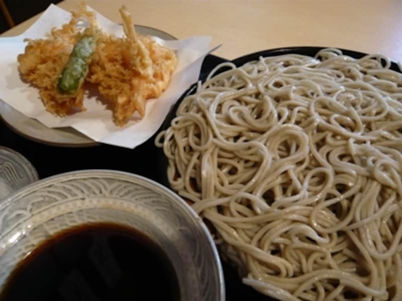 細切り蕎麦を温かいツユにつけていただく蕎麦