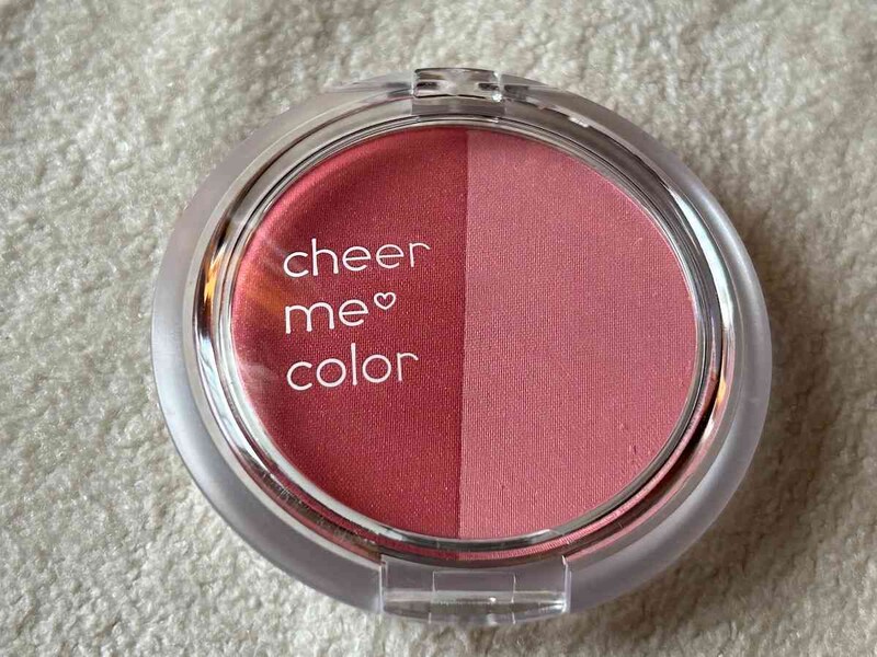 セリアの「チアミーカラー パウダーチーク ベリーピンク」