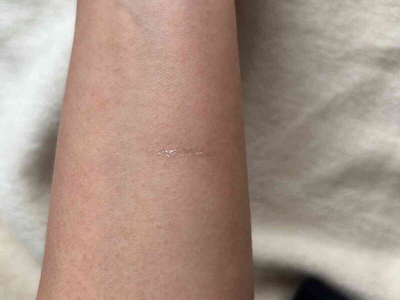 セリアの「チアミーカラー グリッターアイライナー スパークルゴールド」の発色