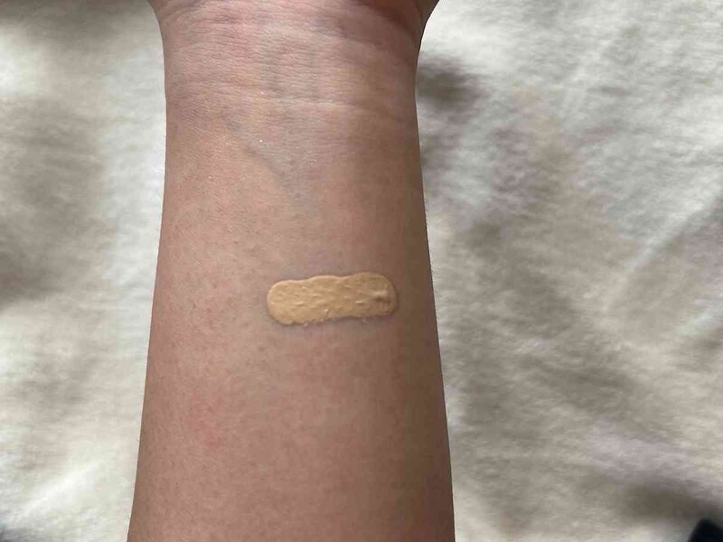 セリアの「チアミーカラー リキッドファンデーション ベージュオークル」の発色