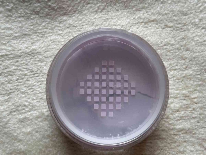 セリアの「AC シルキー ルースパウダー 02 ペールラベンダー」のカラーはトーンアップした肌の透明感へと導く