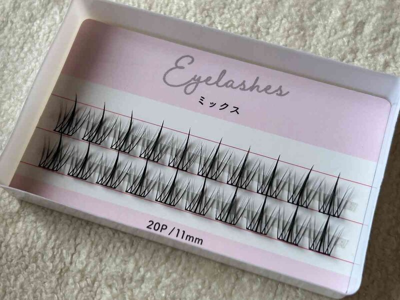 セリアの「部分用つけまつげ 11mm 20P V×I字デザイン」の幅は約11mm