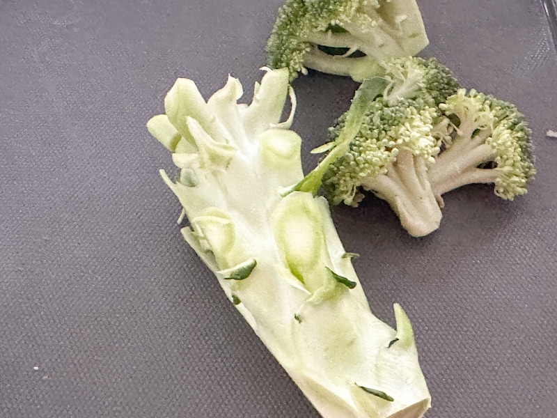 ブロッコリーの芯は周りの硬い部分だけ切り落とす