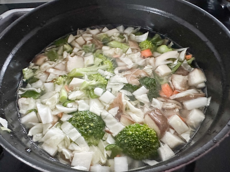 ひたひたの水と鶏ガラスープの素を入れる