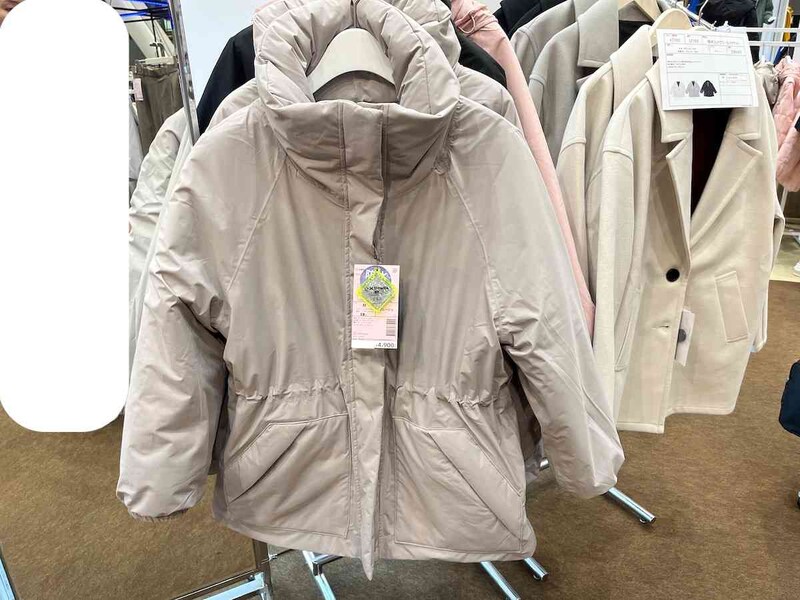 ワークマンの「エックスシェルター断熱レディース防水ウォームアウター」のグレージュ
