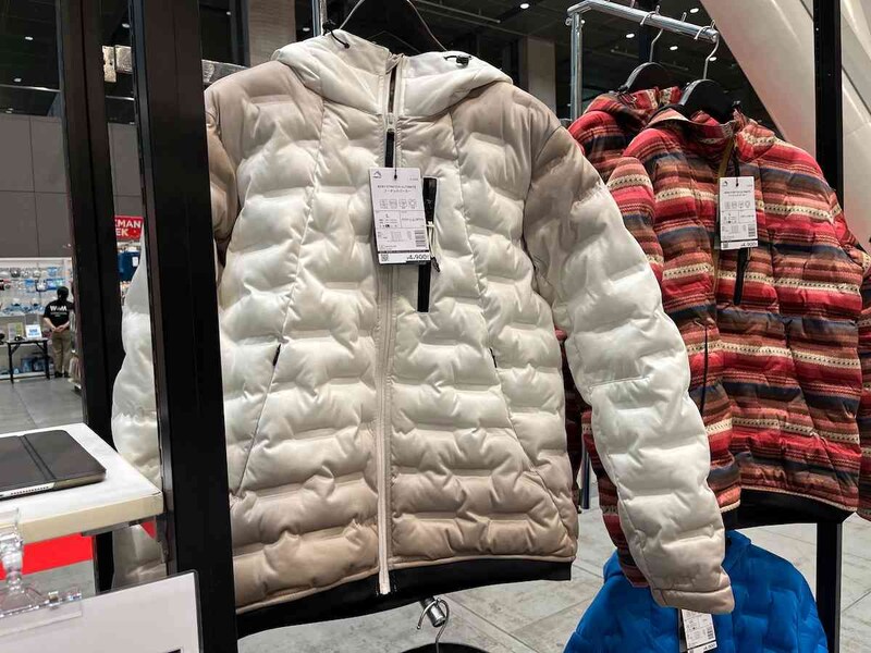 ワークマンの「AERO STRETCH ULTIMATE フーデッドパーカー」