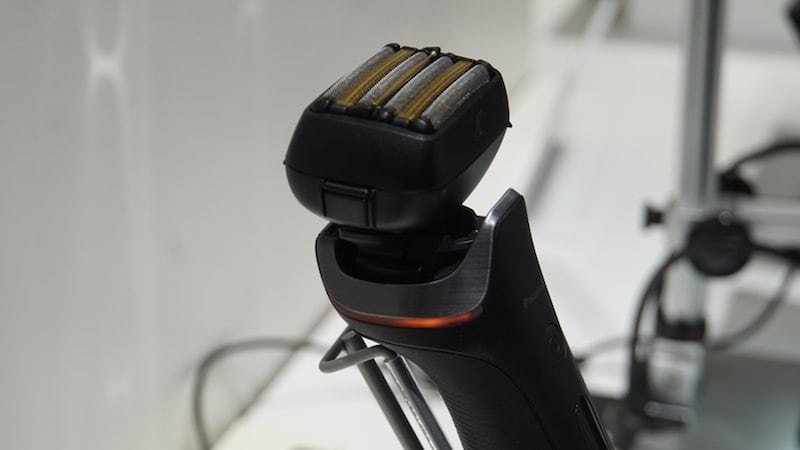 パワフルに剃る「BOOSTモード」ではオレンジ色に光ります