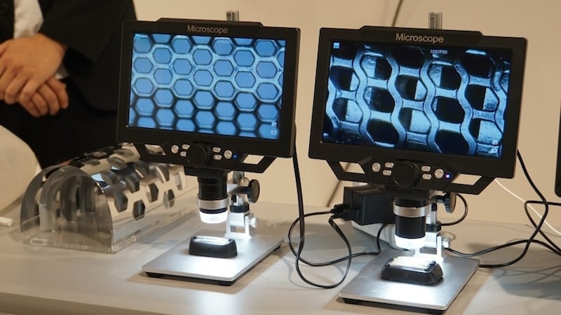 3枚刃モデル(写真左側)と2024年モデル(写真右側)、刃の形状を顕微鏡で比較