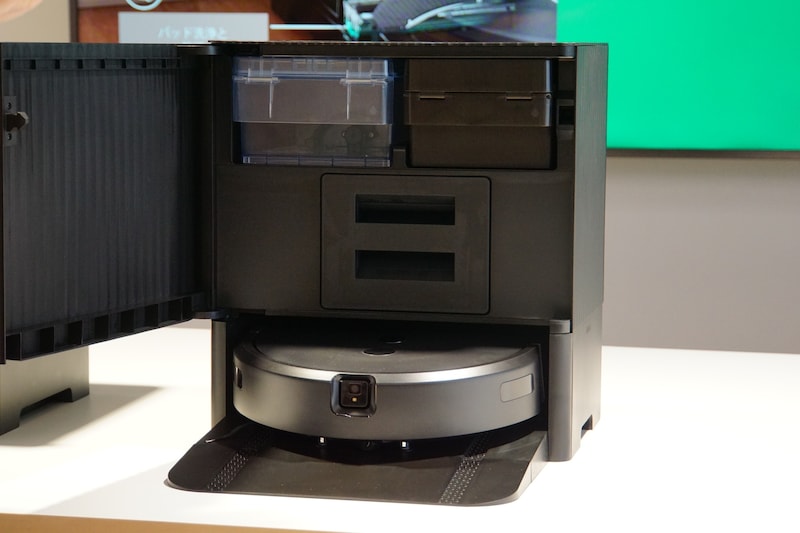 AutoWash 充電ステーションの左上に給水用タンク、右上に廃水用タンクを搭載し、その下に自動ゴミ収集用の紙パックが備えられています