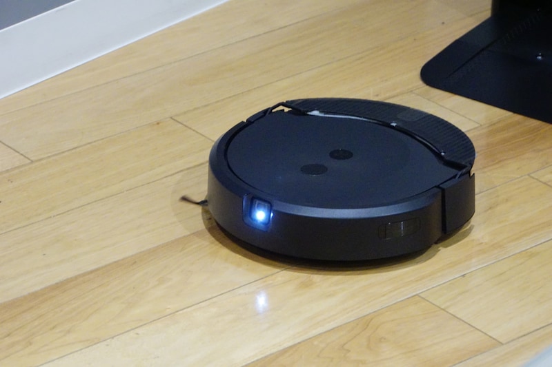 ルンバコンボ 10 Max＋AutoWashが掃除をしているところ