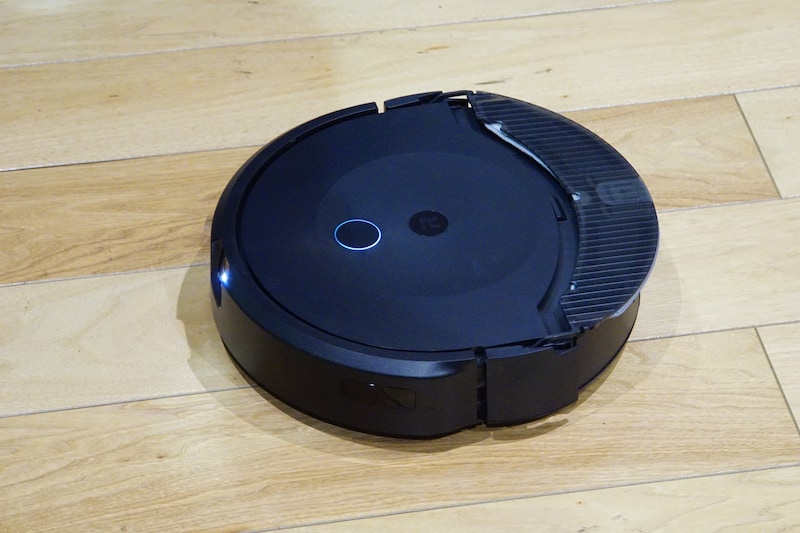 水拭き掃除を開始する前に、上部に格納したモップパッドを動かします