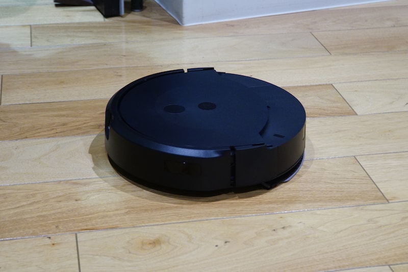 水拭き掃除をしているところ。ぱっと見では分かりませんが、よく見るとモップパッドが本体上部にないのが分かります