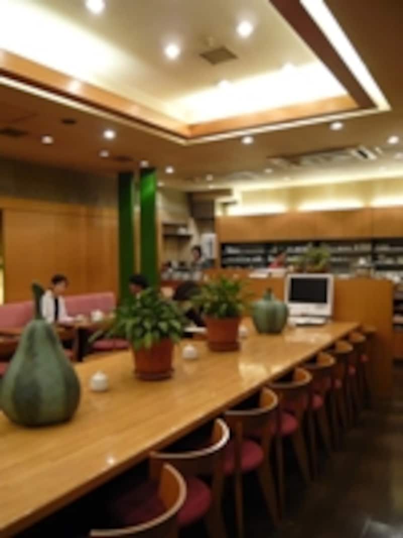 天井の高い店内