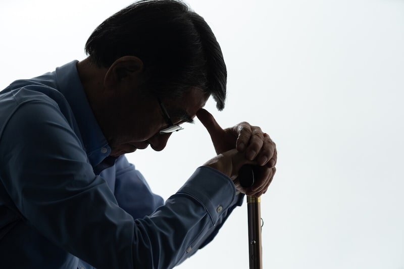 悩む男性