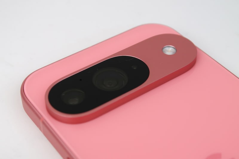 広角カメラ（左）と超広角カメラ（右）