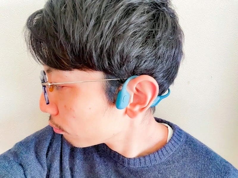 骨伝導式イヤホンを装着している様子