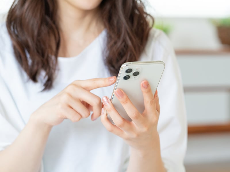 スマートフォンを操作する女性（イメージ）