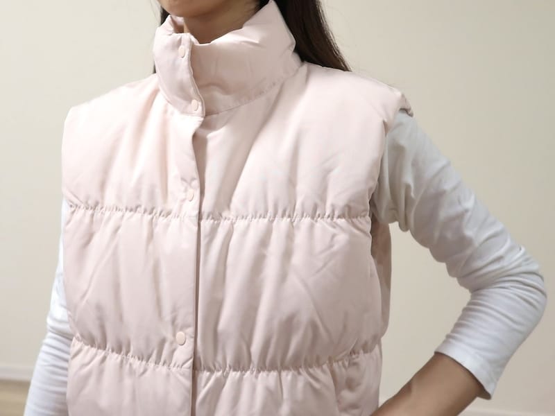 襟を立ててボタンを留めると防寒効果もアップ!