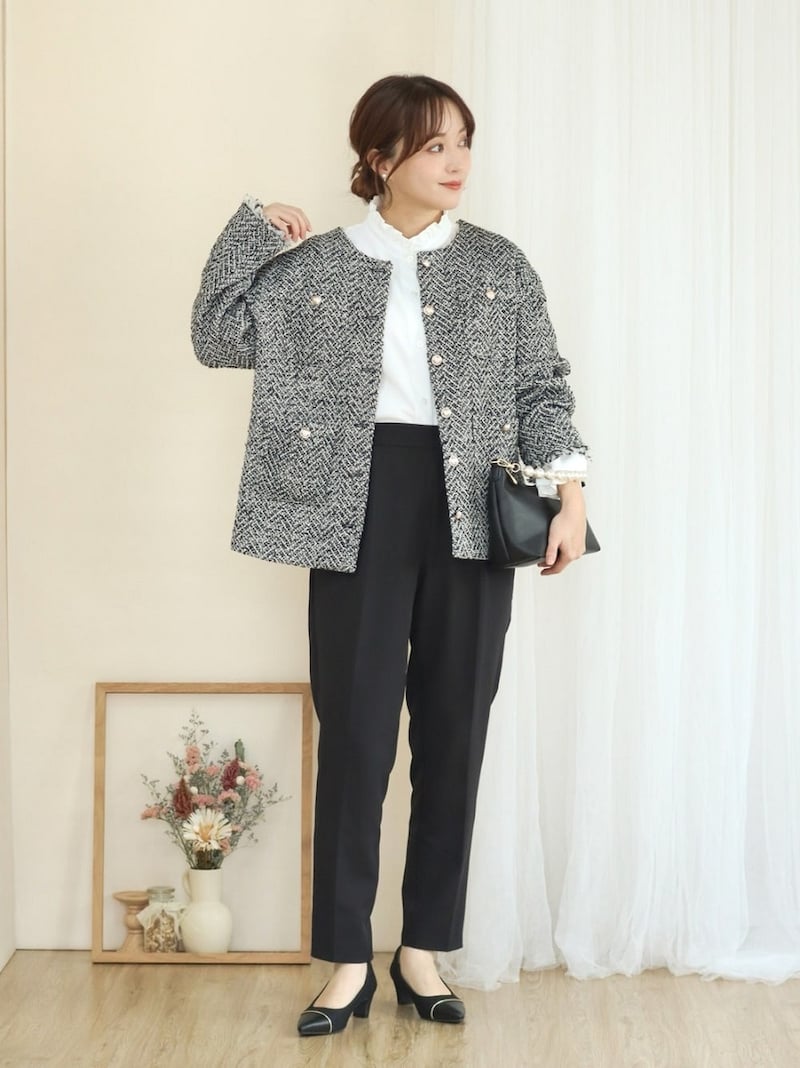 ラインのきれいな黒のパンツはあらゆるシーンで頼れるアイテム　出典：WEAR