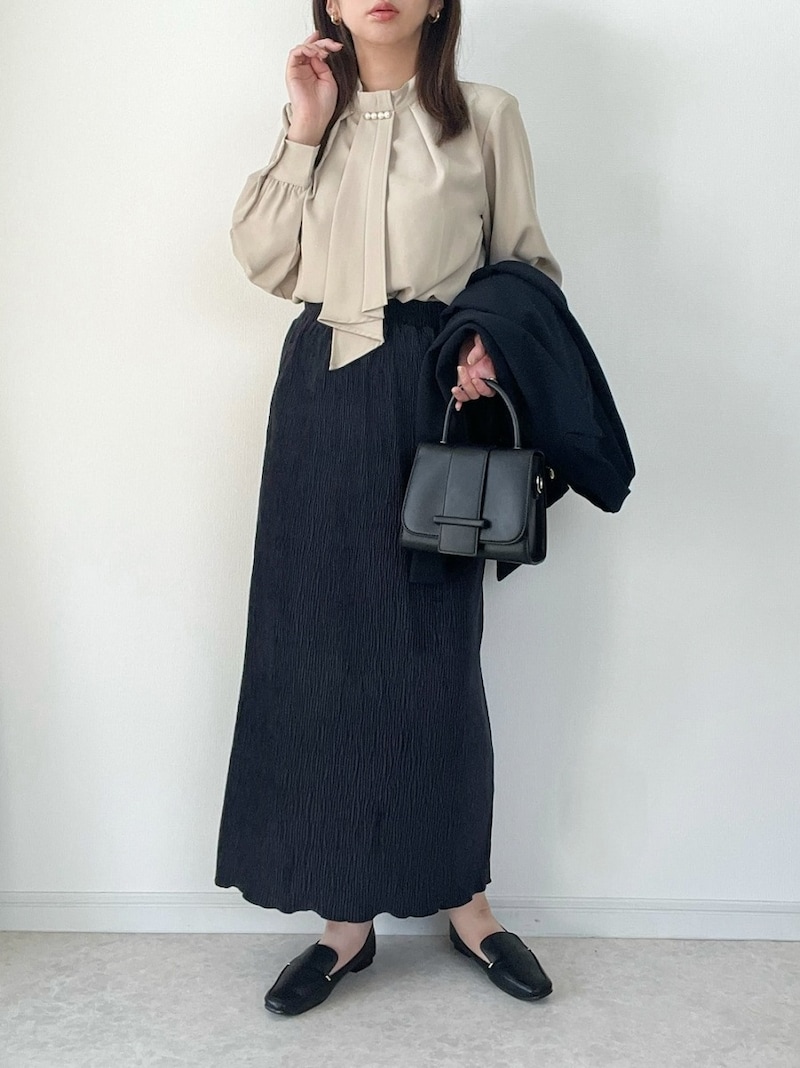 ロング丈のブラックスカートなら落ち着いた印象 出典:WEAR