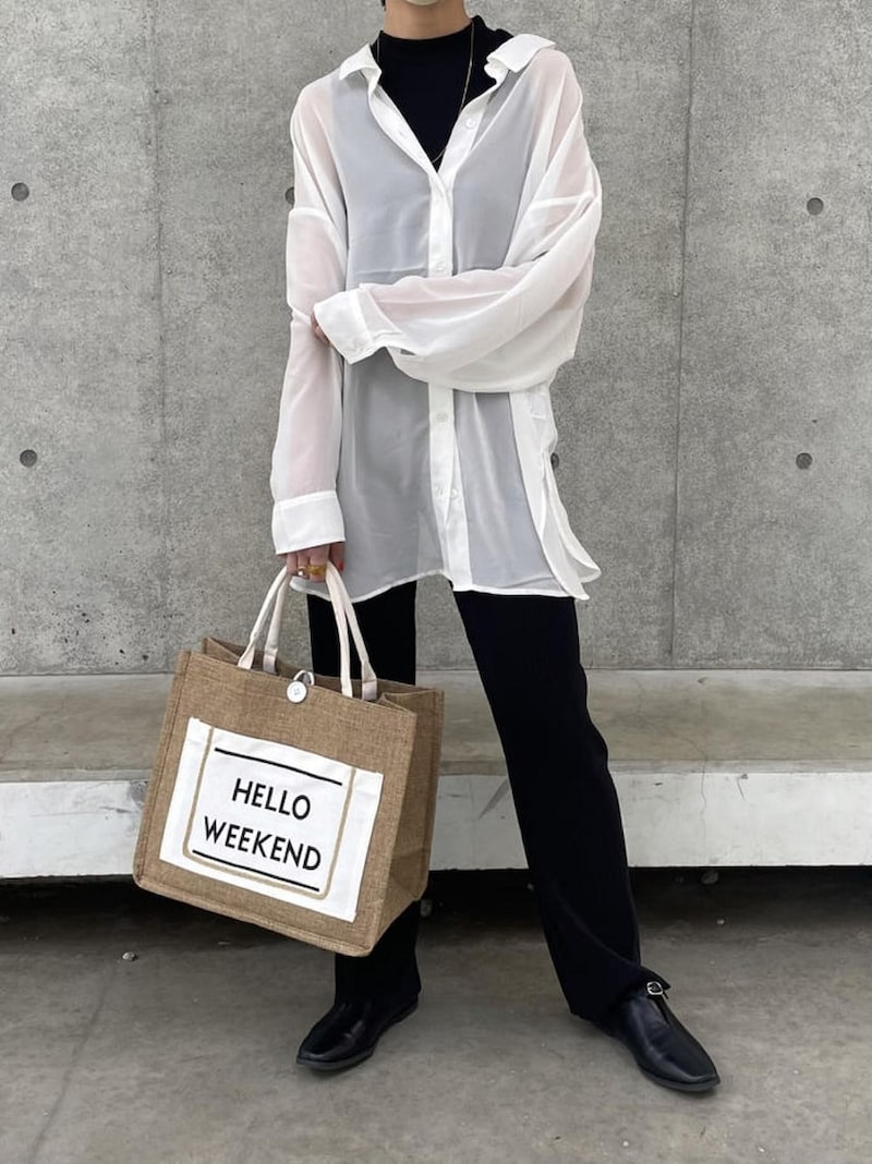 落ち着いた印象ではくことのできる黒のフラットシューズ 出典:WEAR