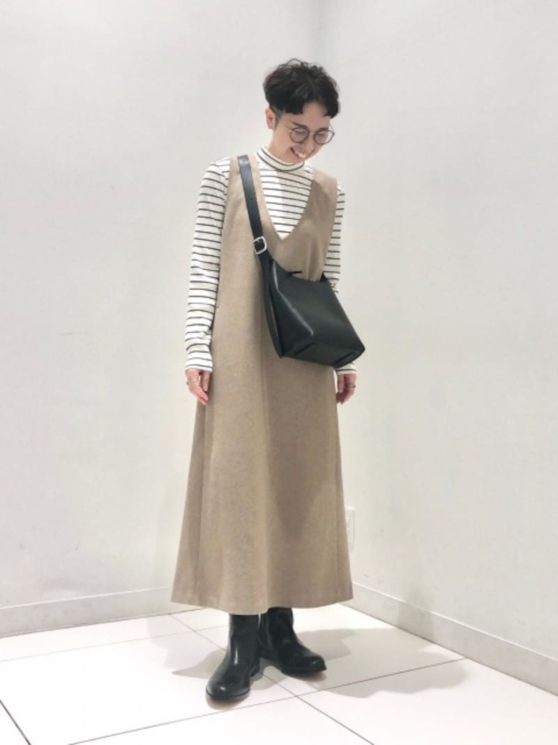 Vネックのアイテムに重ねて、ちら見せしてもアクセントに◎　出典：StyleHint