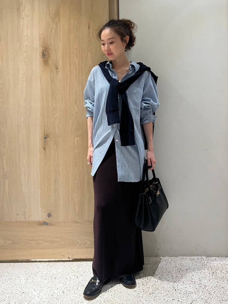 【OKコーデ】ウエストゴムのスカートは、腰まわりのボリュームを拾わないトップスを