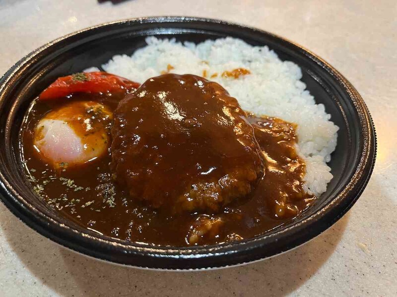 セブンイレブンの「ロコモコプレート」のハンバーグはジューシーでボリュームがある