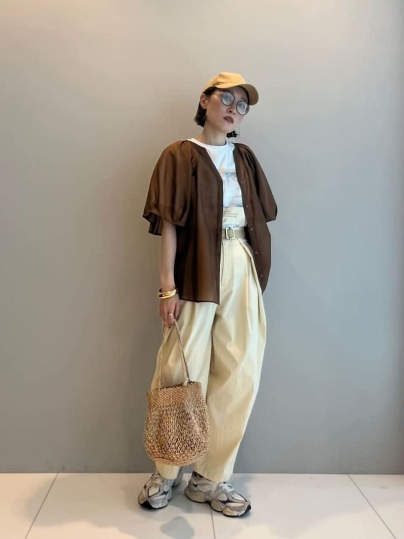 脚の部分のカーブしたシルエットがスポーティーな着こなしも今っぽく見せてくれます　出典：WEAR