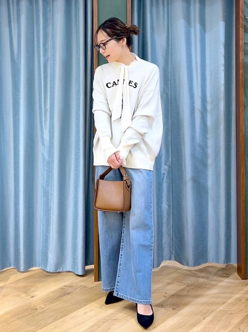 カジュアルなニットの首もとからのぞくブラウスのリボンが新鮮! 出典:WEAR