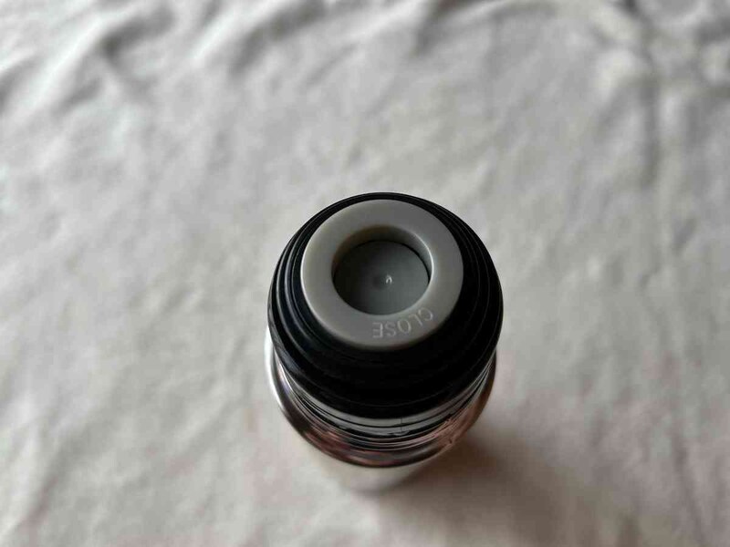 ダイソーの「ステンレスボトル（470mL）」はふたをコップとして使う