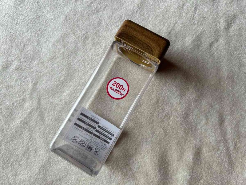 ダイソーの「ドリンクボトル（スクエア、蓋木目調、540mL）」