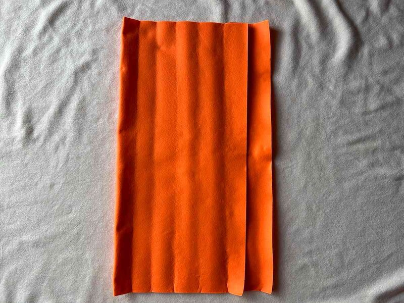 ダイソーの「フェルト(約60cm×65cn、オレンジ)」は1枚の大きなフェルト
