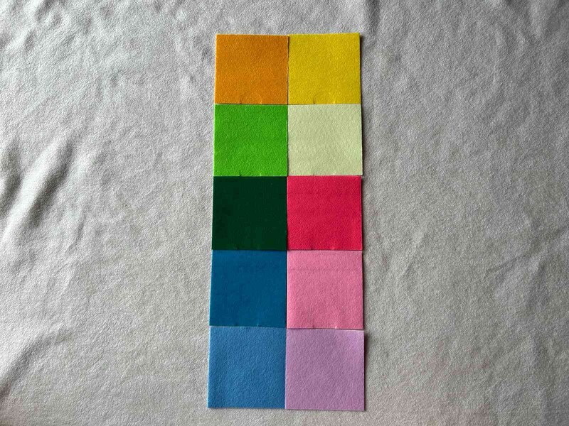ダイソーの「シールフェルト 10枚入り ライト」は色とりどり