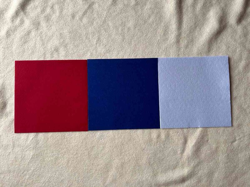 ダイソーの「シールフェルト18cm角 3枚 ビビットカラー」は3色セット