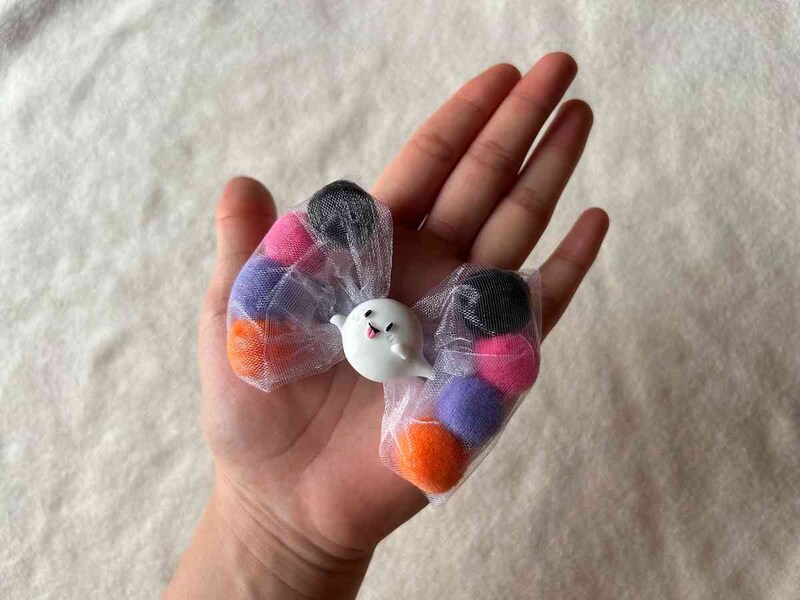 ダイソーの「ハロウィンカボチャリボンヘアピン（1個）」はボリュームがある