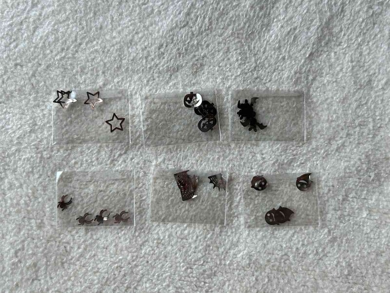 ダイソーの「ネイルジュエリーパーツ（ハロウィン、シルバーカラー）」はハロウィンのキャラクターが勢揃い