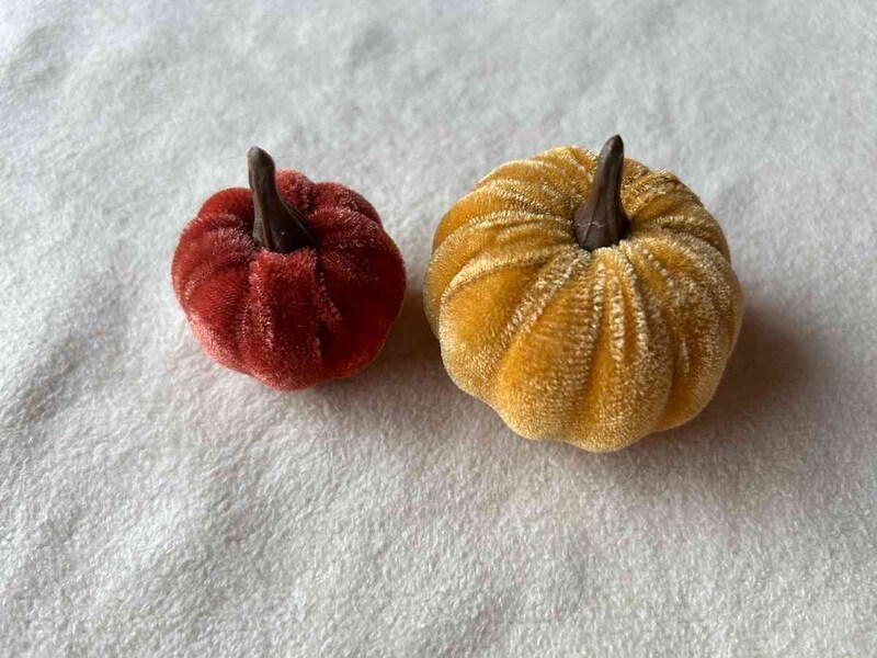 ダイソーの「イミテーションミニベジタブル（ベロア、2個）」のカラーは赤（左）と黄（右）