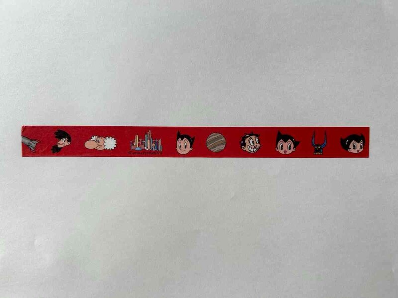 ダイソーの「鉄腕アトム マスキングテープ」は赤ベースで目立つカラー