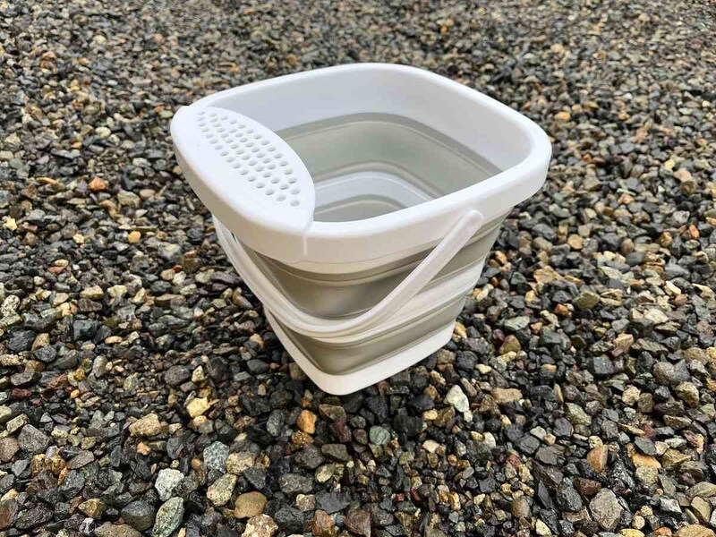 イソーの「折りたたみバケツ（5L、水切り付）」は水が5L入る