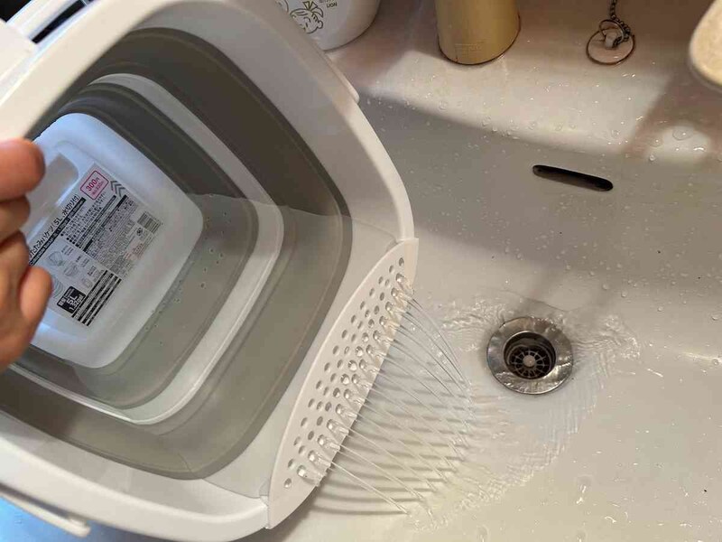 ダイソーの「折りたたみバケツ（5L、水切り付）」は水切りがしやすい