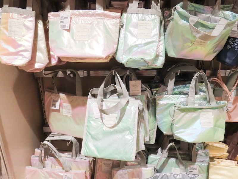 オーロラカラーのポーチやバッグ