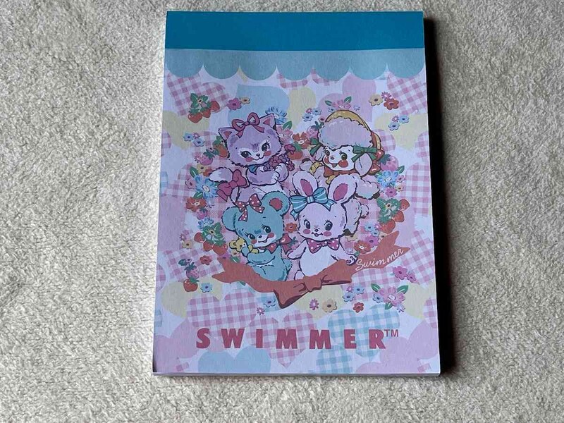 セリアの「A6メモ帳 48枚 スイマー」