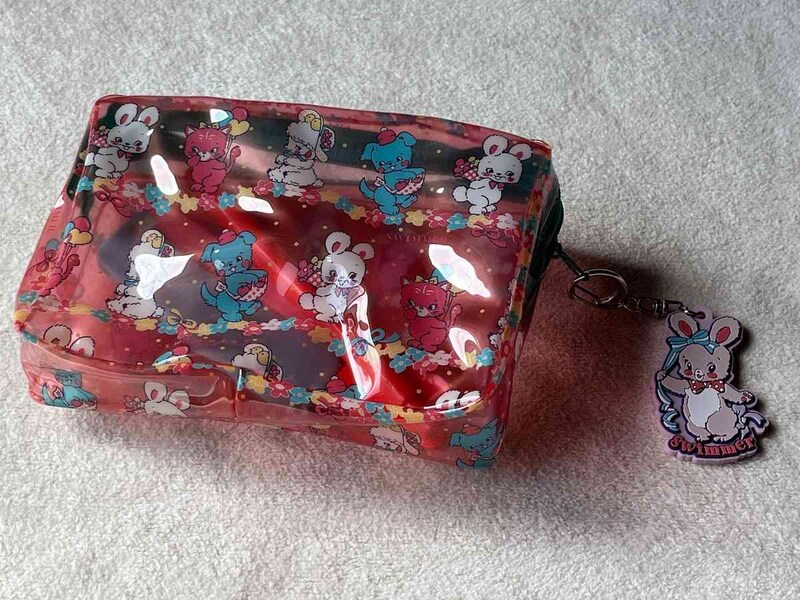 セリアの「ラバーキーホルダー スイマー」はポーチにも付けられる