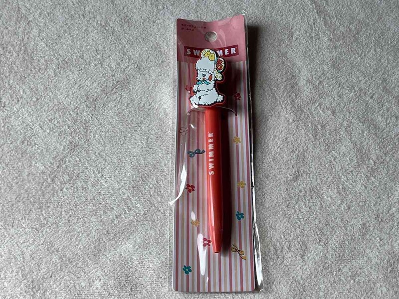 セリアの「ラバーマスコット付きボールペン スイマー」