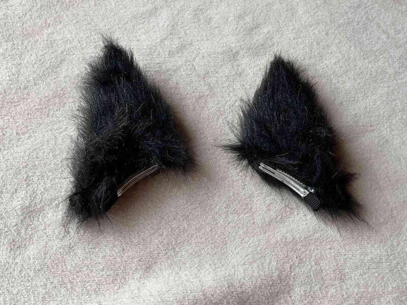 セリアの「ハロウィンふわふわねこ耳　2個入り」はとがった形